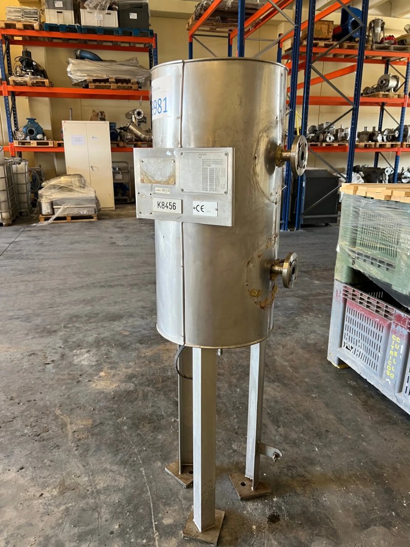 USED STAINLESS STEEL TANK 49 LITERS WITH INTERIOR COIL AND HEAT INSULATION