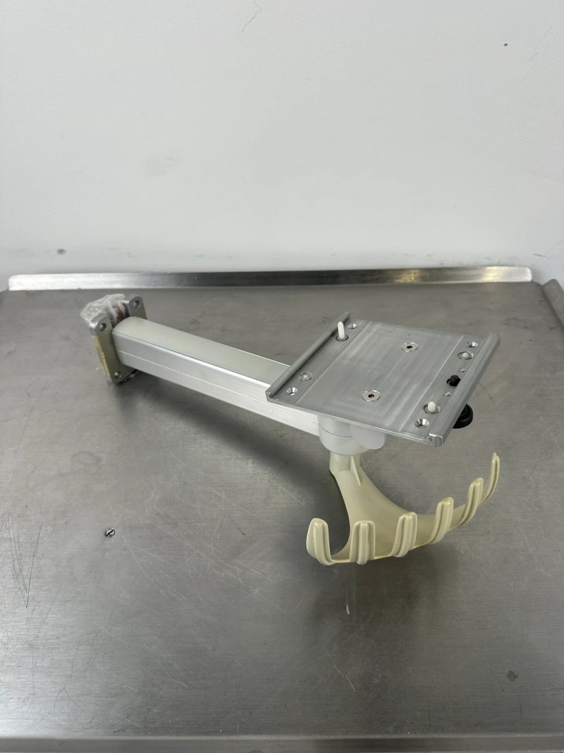 Medizinischer Monitorhalter f. Dräger mit Geräteaufnahme und Kabelhalter