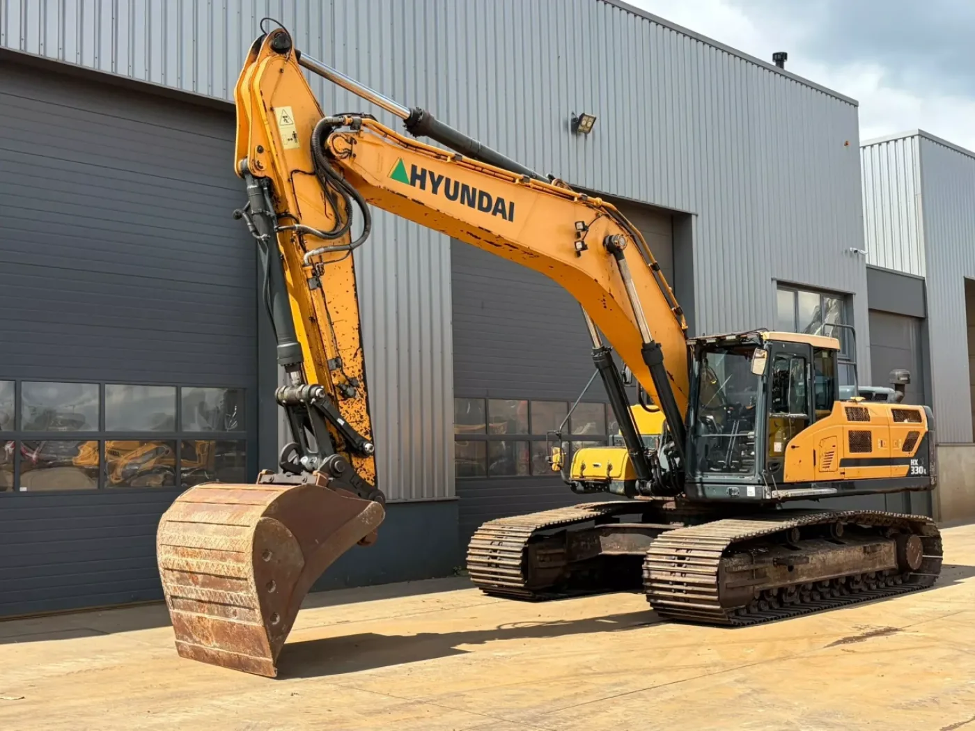 Hyundai HX330L - 2