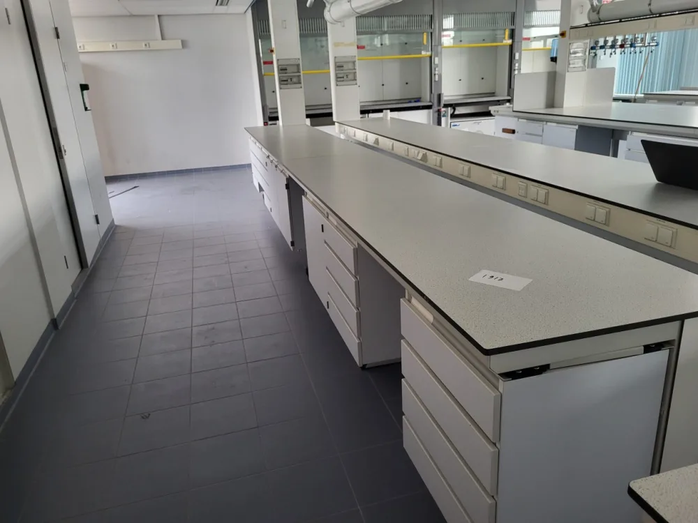 1917 – Used S+B Island instrument table (600 cm)