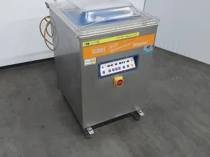 Vacuum packaging machine