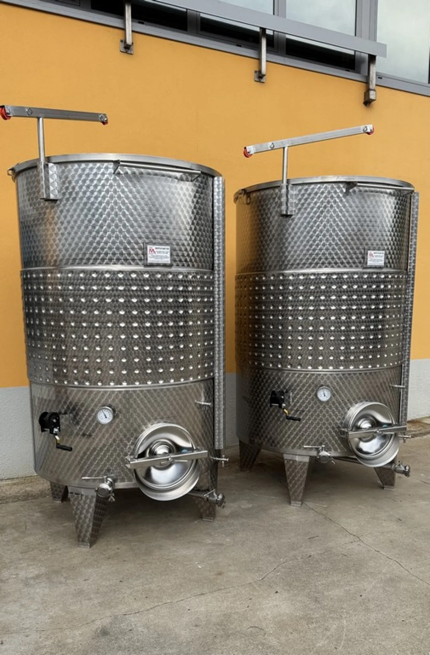 STAILESS STEEL TANKS CAPACITY LITERS 3000 (30 HL) PNEUMATIC FLOATING LID MODEL, CONICAL BOTTOM WITH BAND, NEW EQUIPMENT - 2