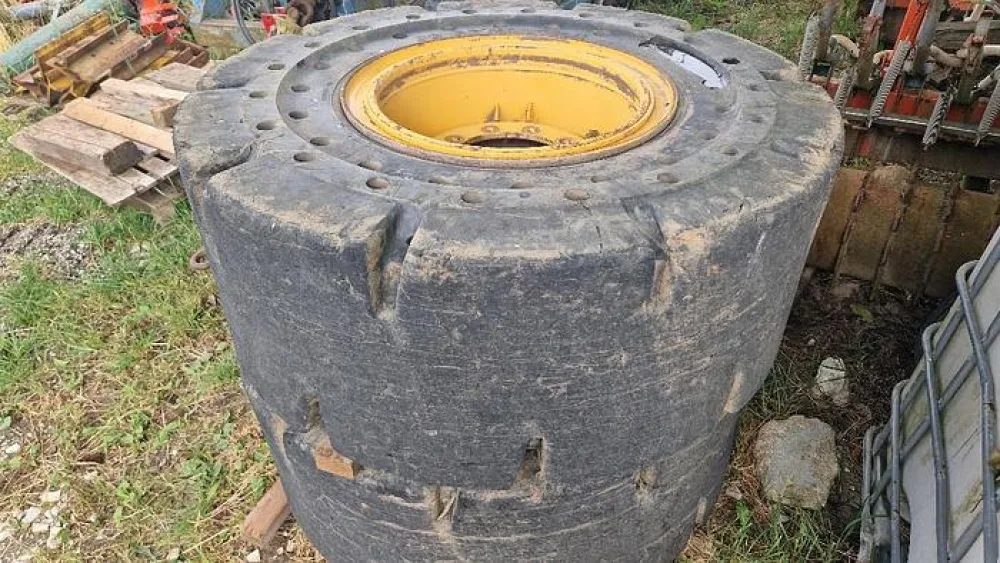 BIG Vollgummi Räder 20,5 x 25 mit Volvo Felgen
