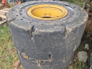 BIG Vollgummi Räder 20,5 x 25 mit Volvo Felgen