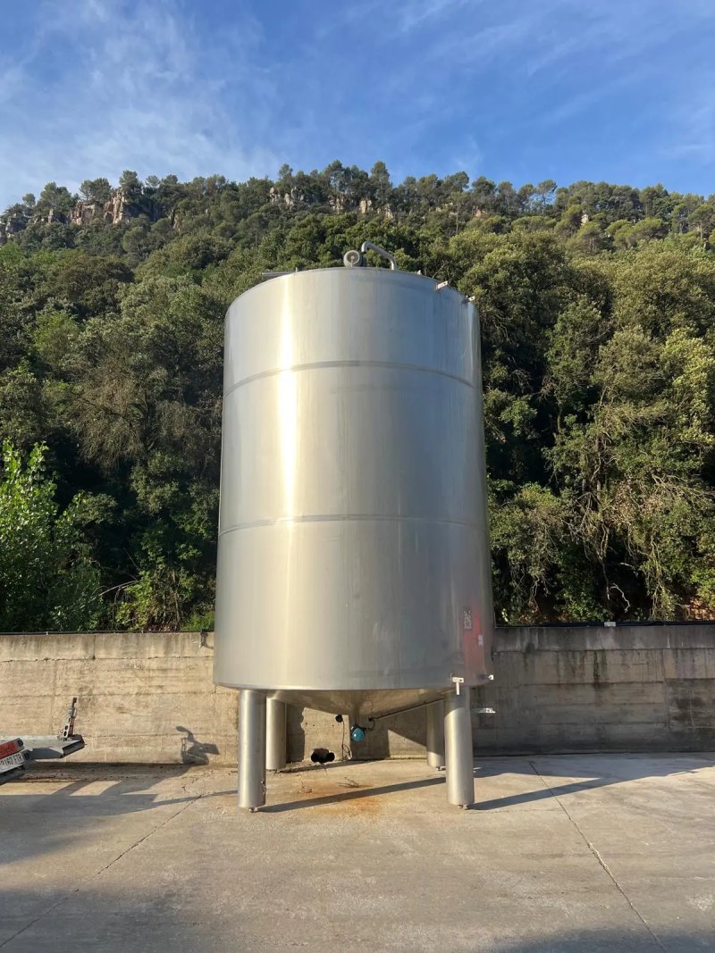 STAINLESS STEEL TANK 304 25,000 LITERS WITH AGITATION AND HERMETIC INSULATION