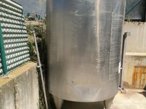 STAINLESS STEEL TANK 3,750 LITERS WITH HALF CASE AND AIRTIGHT HEAT INSULATION