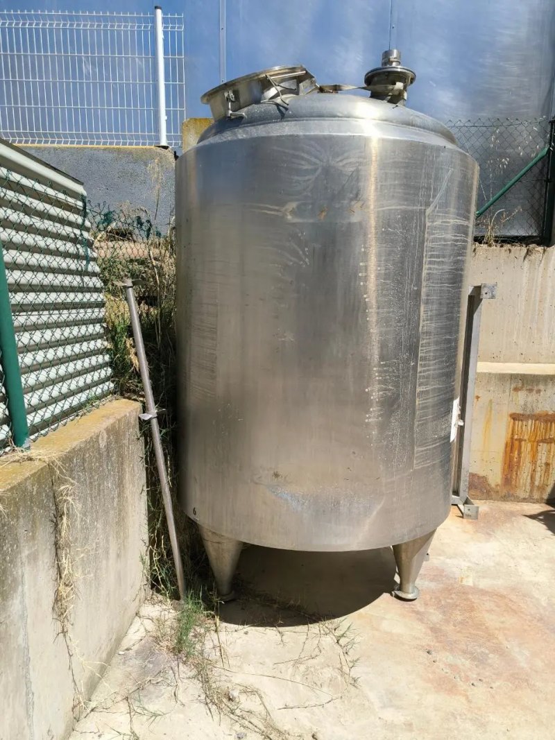 STAINLESS STEEL TANK 3,750 LITERS WITH HALF CASE AND AIRTIGHT HEAT INSULATION