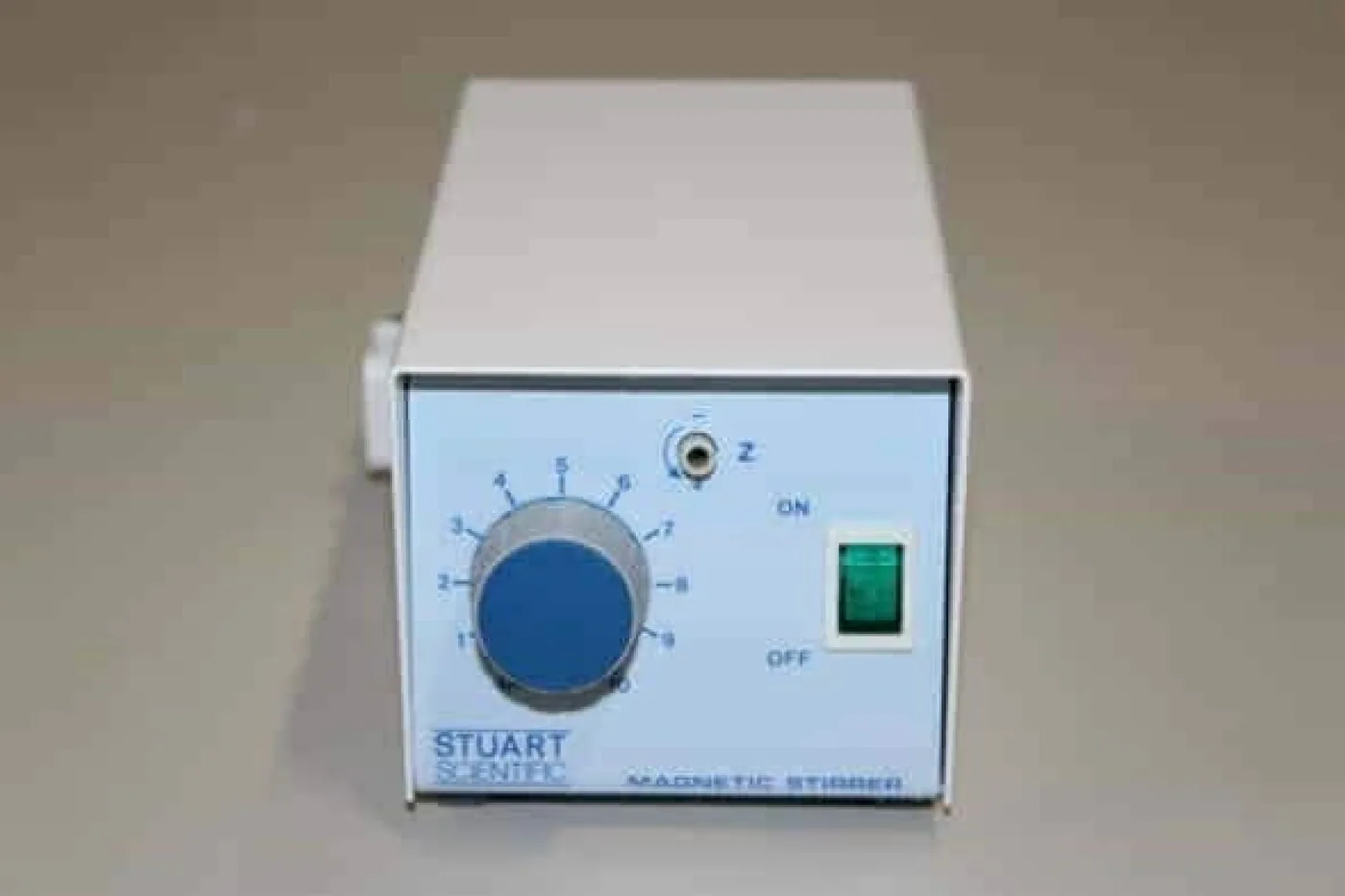 Stuart SM4 Mini Magneetroerder met statiefklem - 1