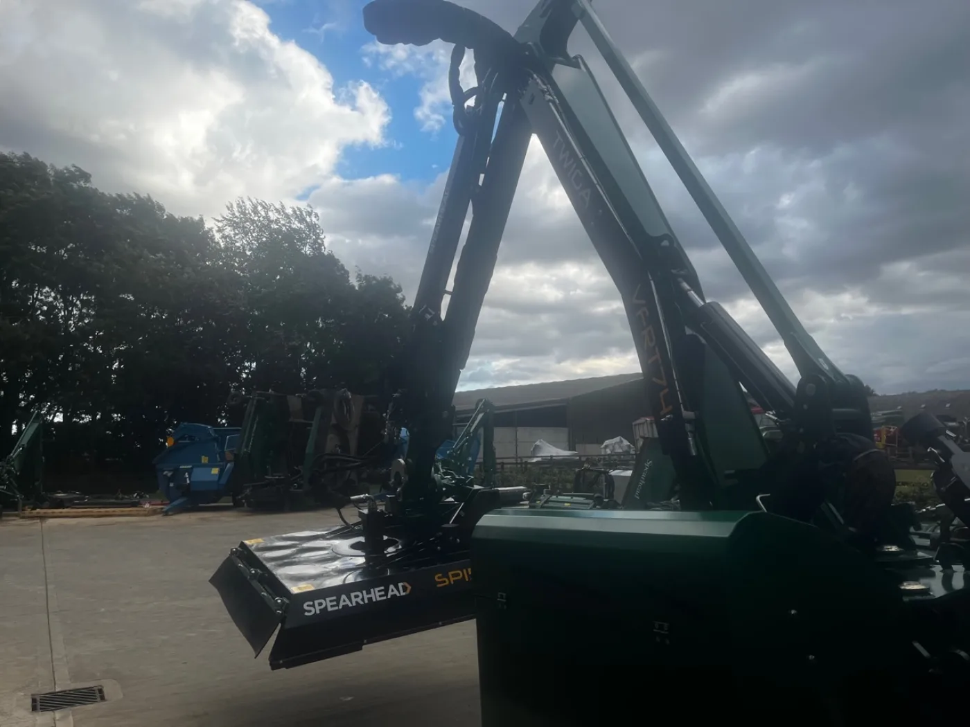 Spearhead Twiga VFRT72 Pro Hedgecutter with Rotary head - 2