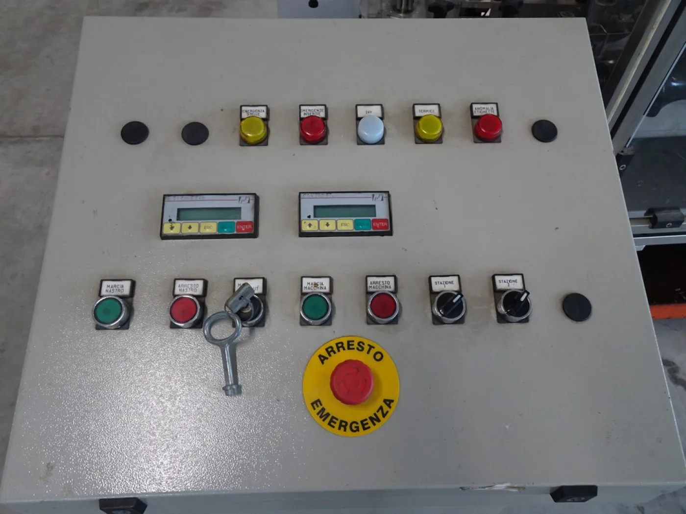 SELF-ADHESIVE LABELLING MACHINE COMEN, SR2, 6 LOCKING HEADS, FOR LABEL AND BACK LABEL ON SELF-ADHESIVE COILS, AND VERTICAL DOCG GLUE LABEL/BAND, SECOND-HAND MACHINE - 3