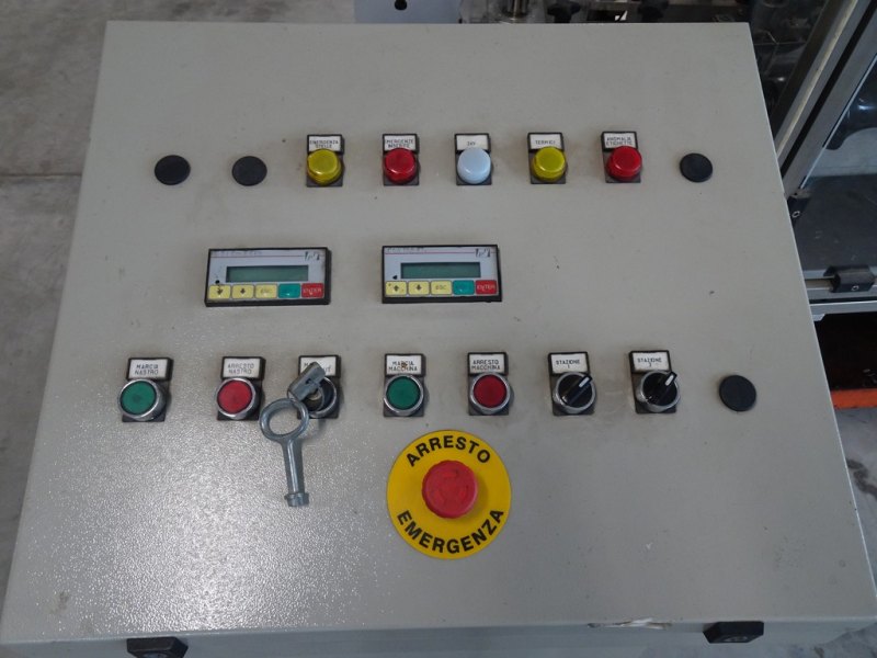 SELF-ADHESIVE LABELLING MACHINE COMEN, SR2, 6 LOCKING HEADS, FOR LABEL AND BACK LABEL ON SELF-ADHESIVE COILS, AND VERTICAL DOCG GLUE LABEL/BAND, SECOND-HAND MACHINE