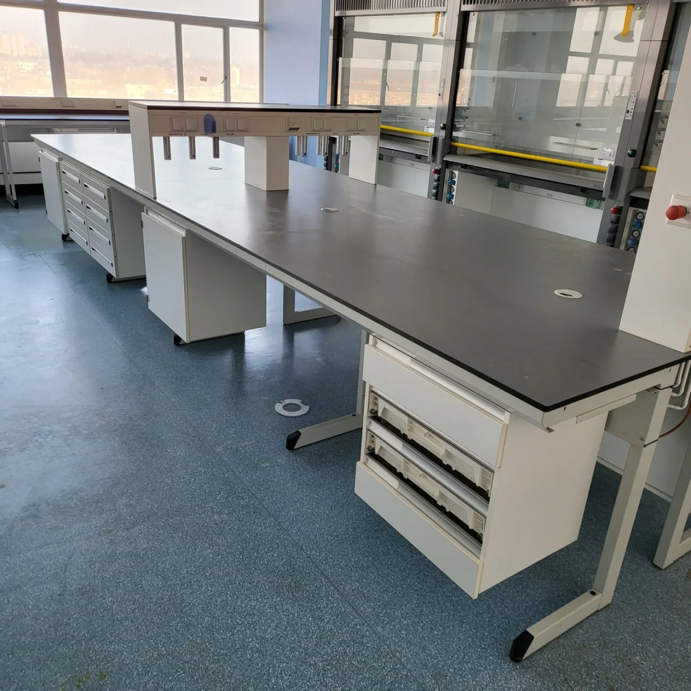2074 – Used S+B island laboratory table (544 cm) - 1