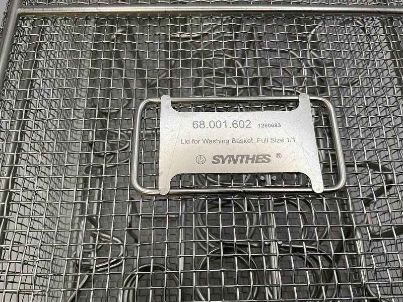 Synthes 68.001.610 with lid