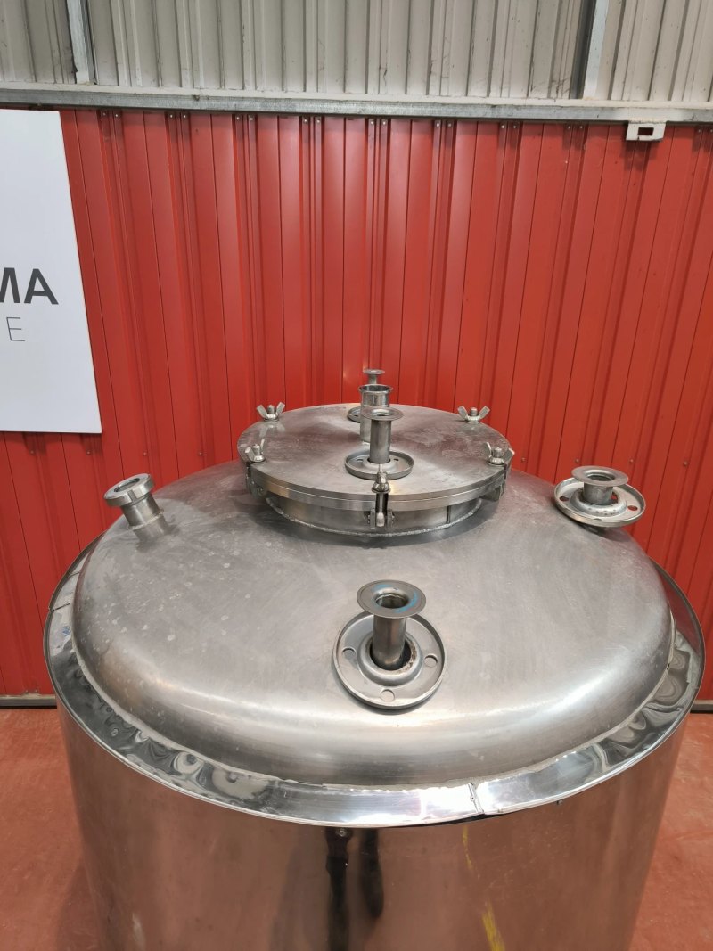 STAINLESS STEEL TANK 950 LITERS WITH INSULATION