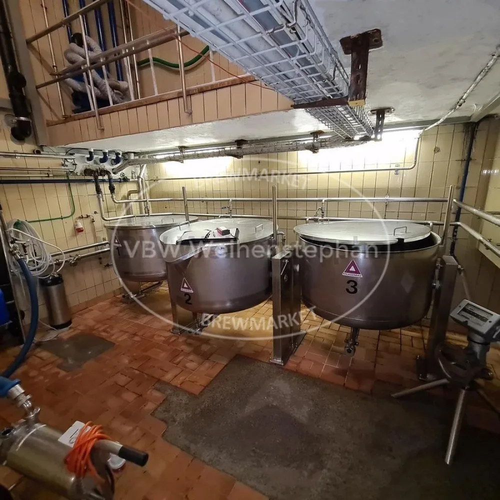 Yeast tub with spout