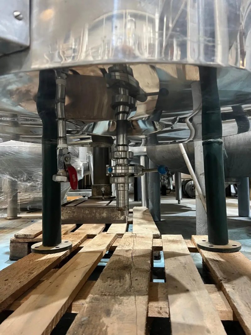 USED STAINLESS STEEL REACTOR 500 LITERS WITH SHELL AND AGITATION