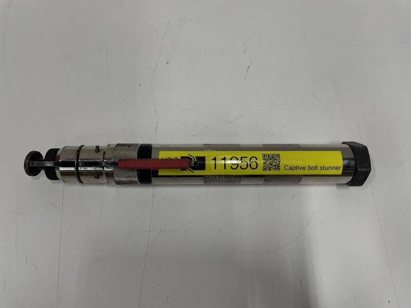 Captive bolt stunner