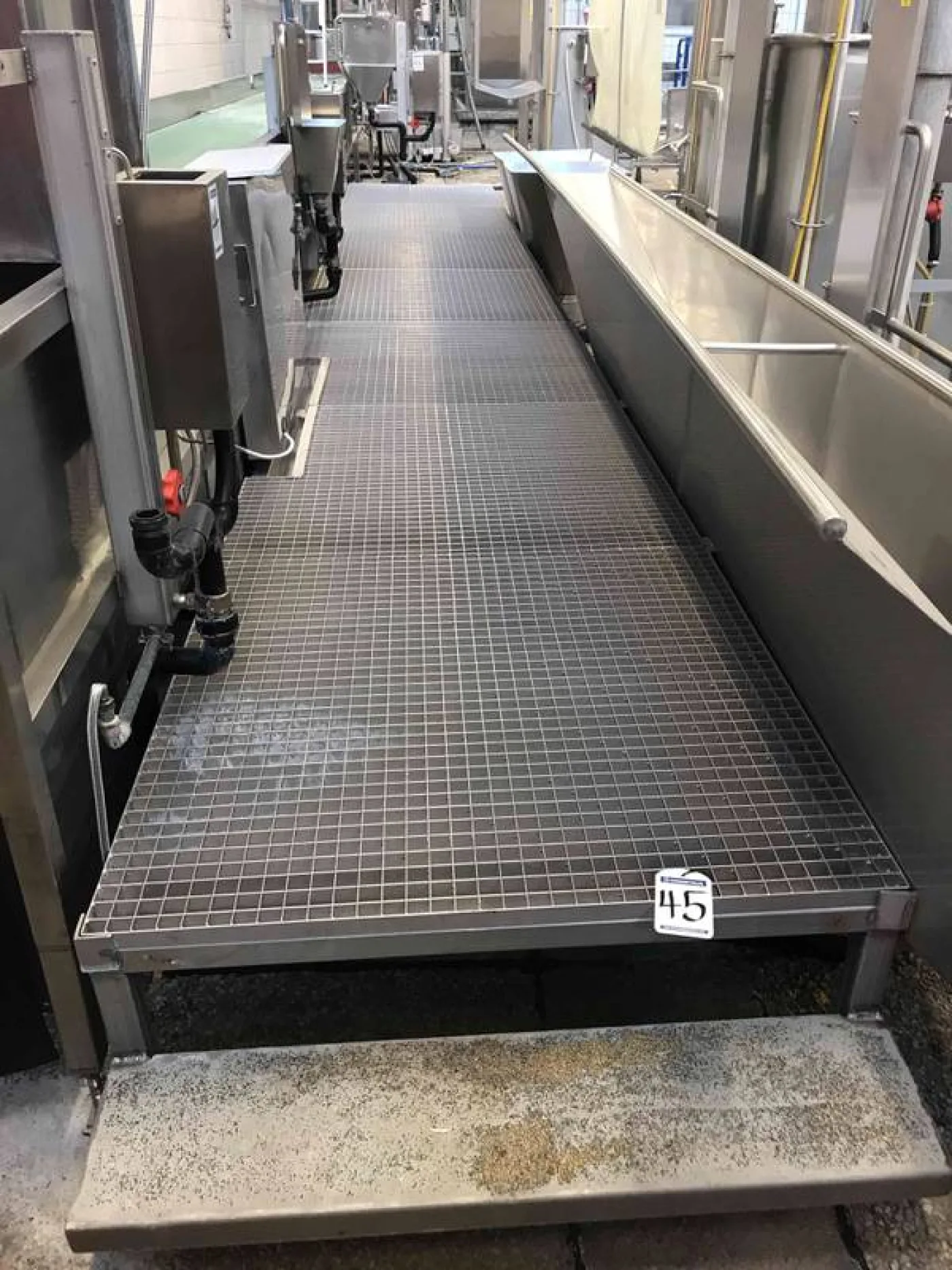 Stationary work platform with rosters - 2