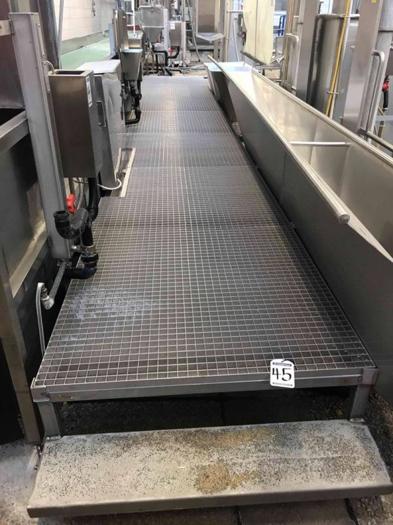 Stationary work platform with rosters