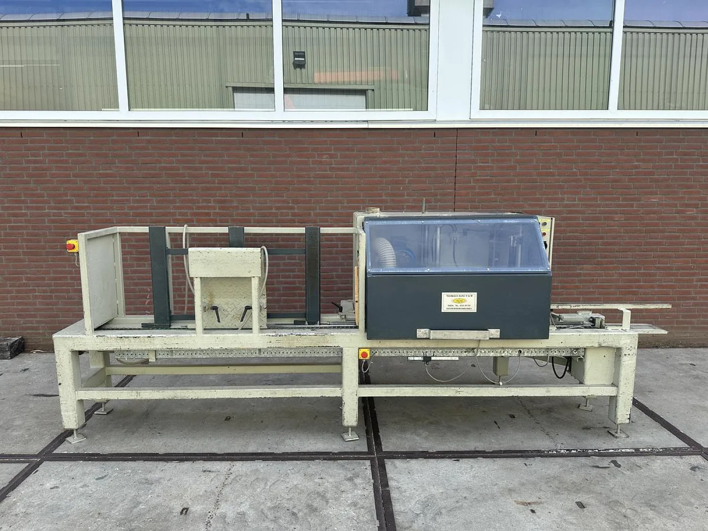 H&M inval frees machine voor pallet planken - 1