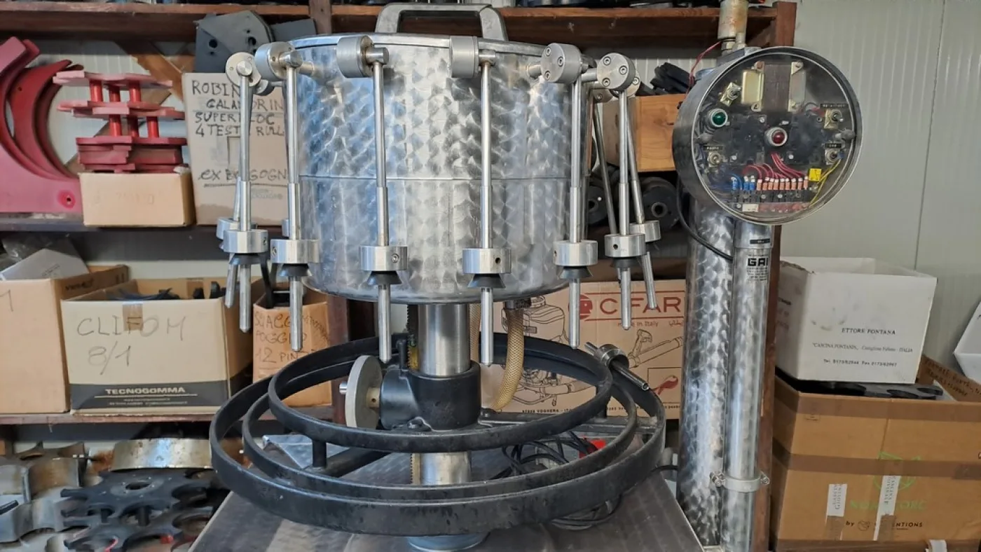 SEMIAUTOMATIC FILLING MACHINE IN STAINLESS STEEL GAI WITH 14 VALVES, SECOND-HAND MACHINE - 4