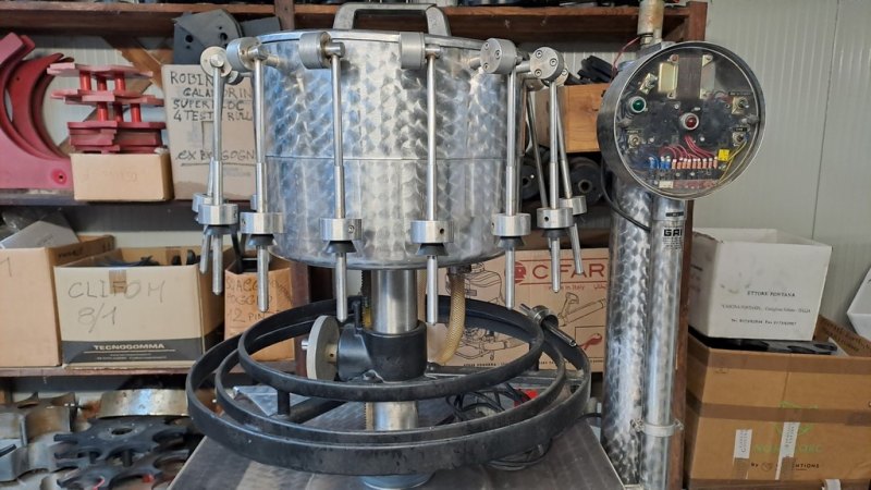 SEMIAUTOMATIC FILLING MACHINE IN STAINLESS STEEL GAI WITH 14 VALVES, SECOND-HAND MACHINE