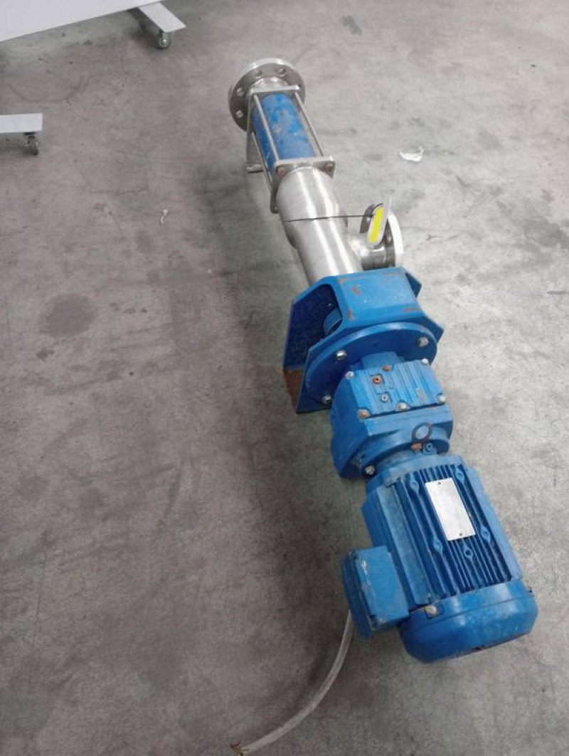 Displacement pump