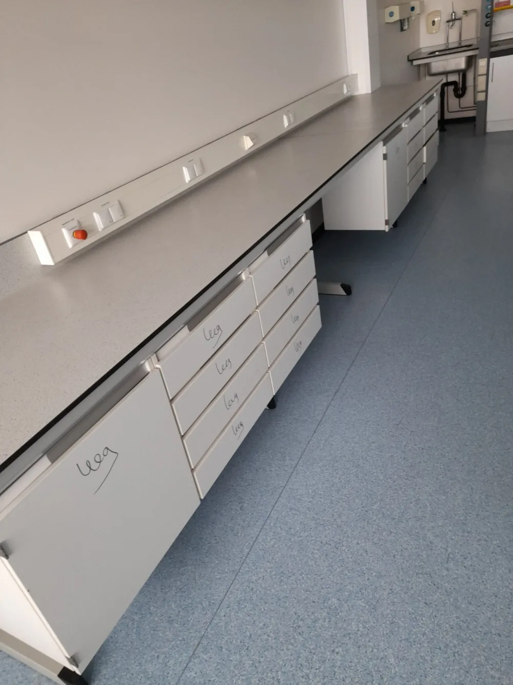 Used laboratory wall tables from SplusB