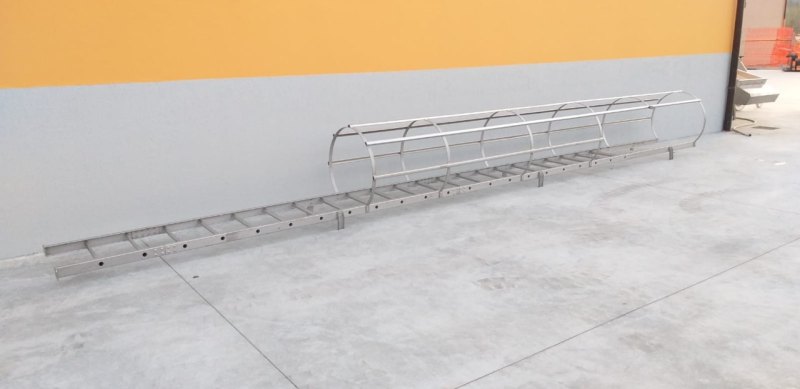 VERTICAL LADDER IN STAINLESS STEEL TO BE FIXED TO THE WALL, SECOND-HAND EQUIPMENT