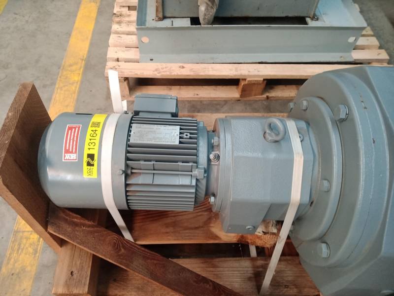 Motor and reductor