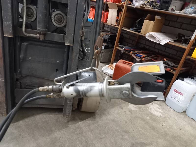 Leg cutter with hydraulic pump