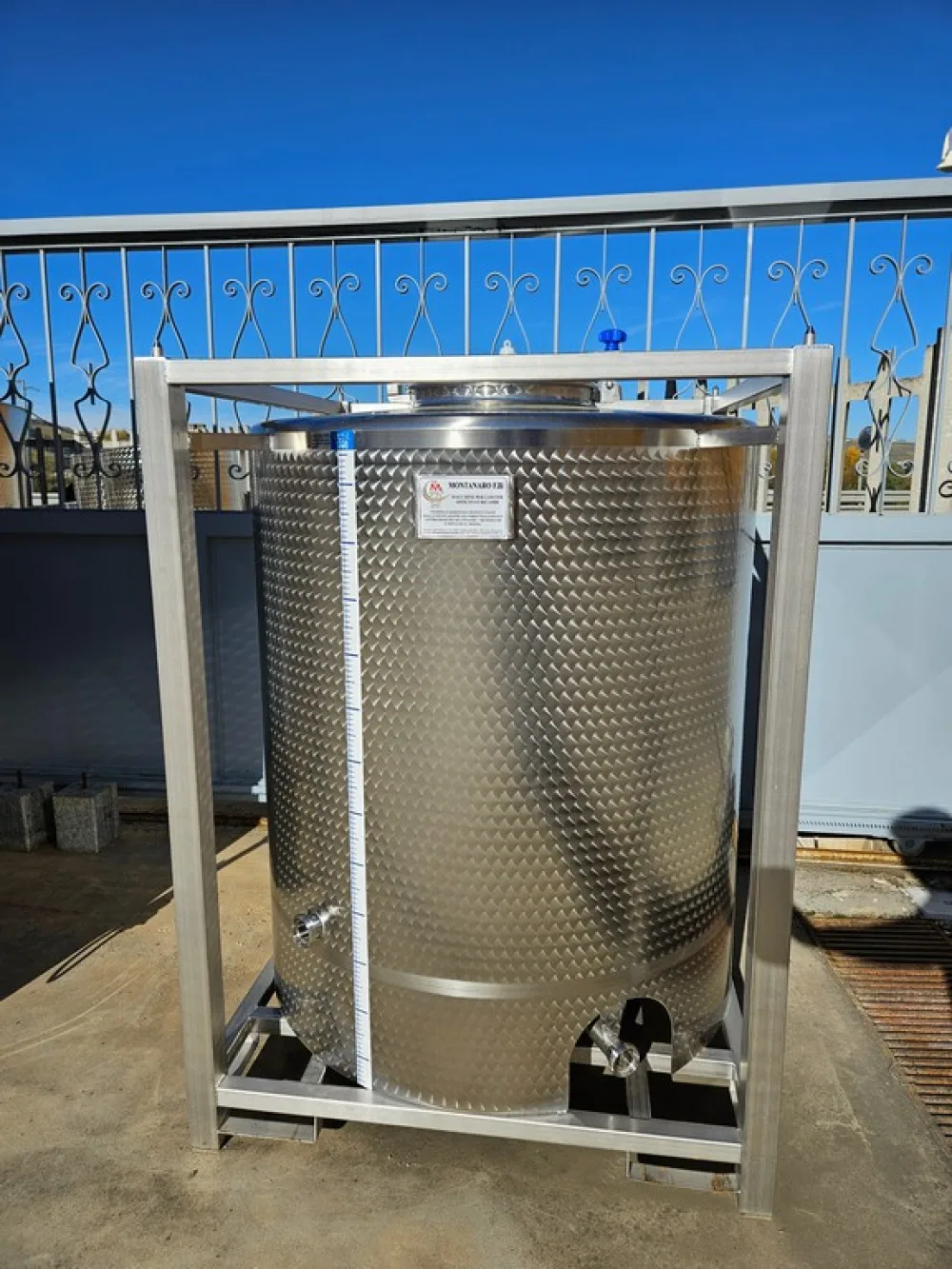 STAINLESS STEEL FORK-LIFTABLE/STACKABLE TANK, CAPACITY 1000 LITERS ABOUT, NEW EQUIPMENT