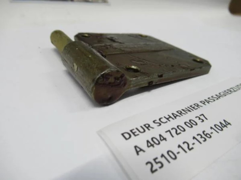 Deurscharnier passagierszijde
