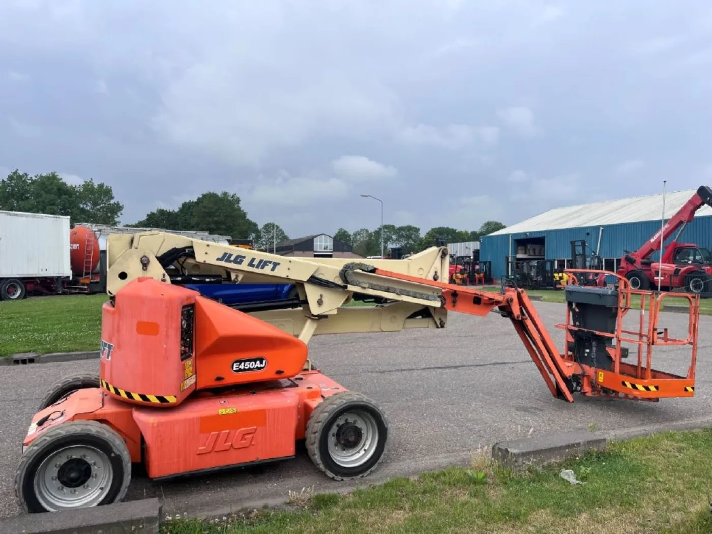 JLG E450AJ - 5