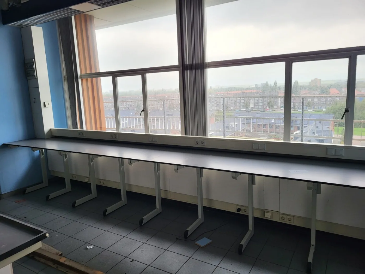 1987 - Used S+B Laboratory wall table (550 cm) - 1