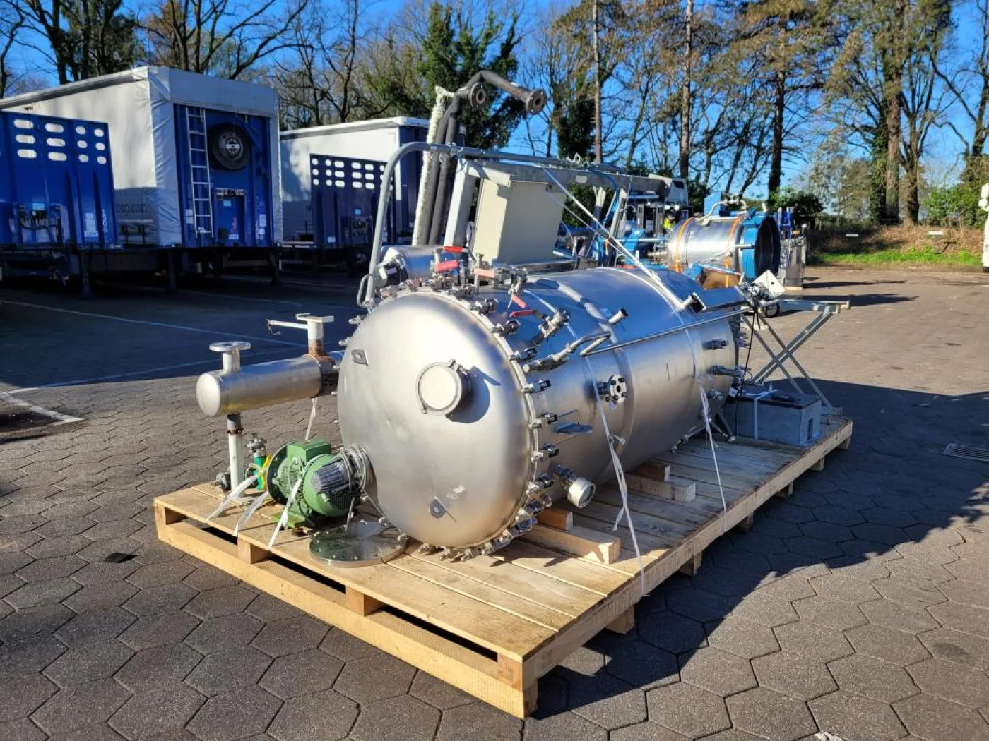 System with tank and cabinets - 5