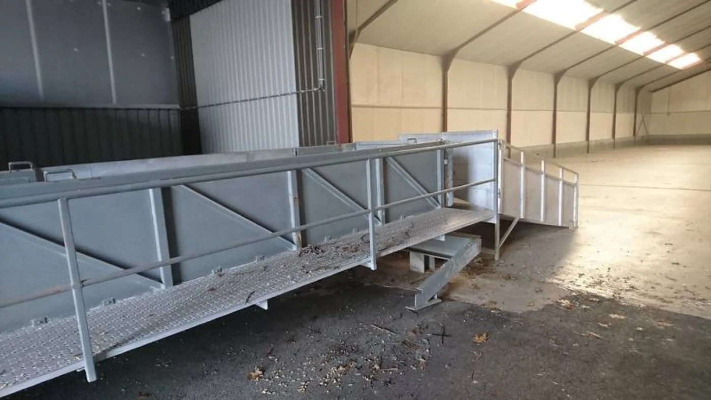 Moving animal loading platform - 2
