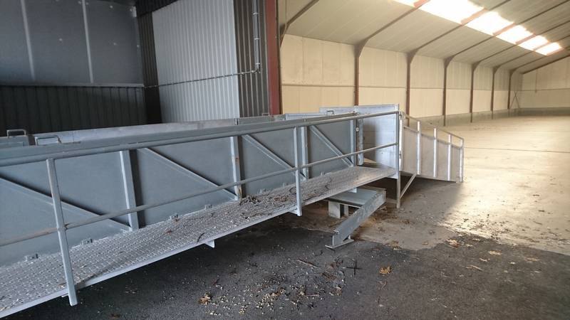 Moving animal loading platform