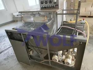 Formenfüllmaschine WOLF für Dekorplättchen - Type W-FW-200, Arbeitsbreite ca.: 420 mm
