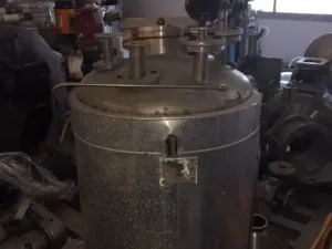 USED STAINLESS STEEL TANK 300 LITERS