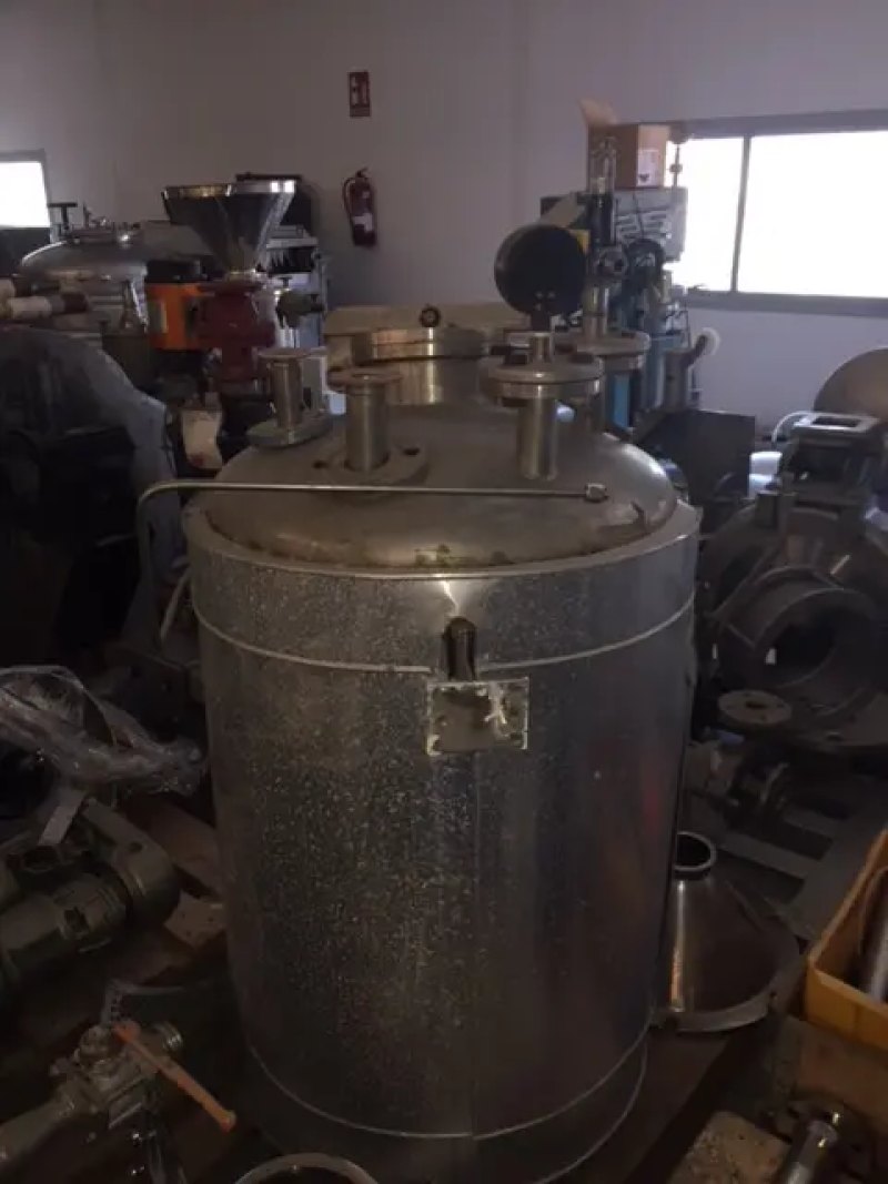 USED STAINLESS STEEL TANK 300 LITERS