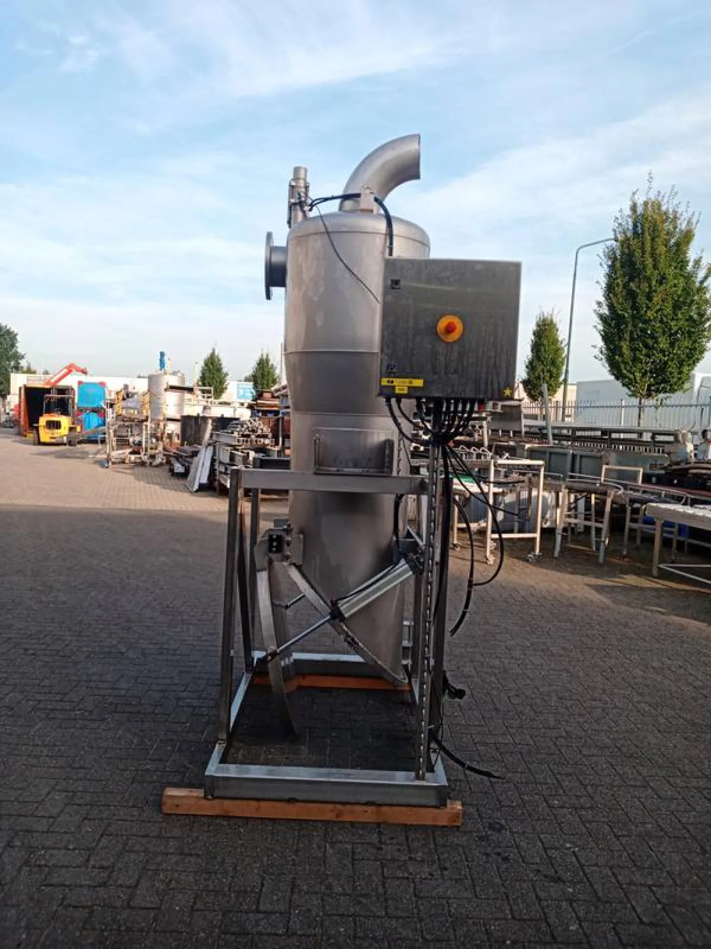 Cyclone with ejector gate - 2