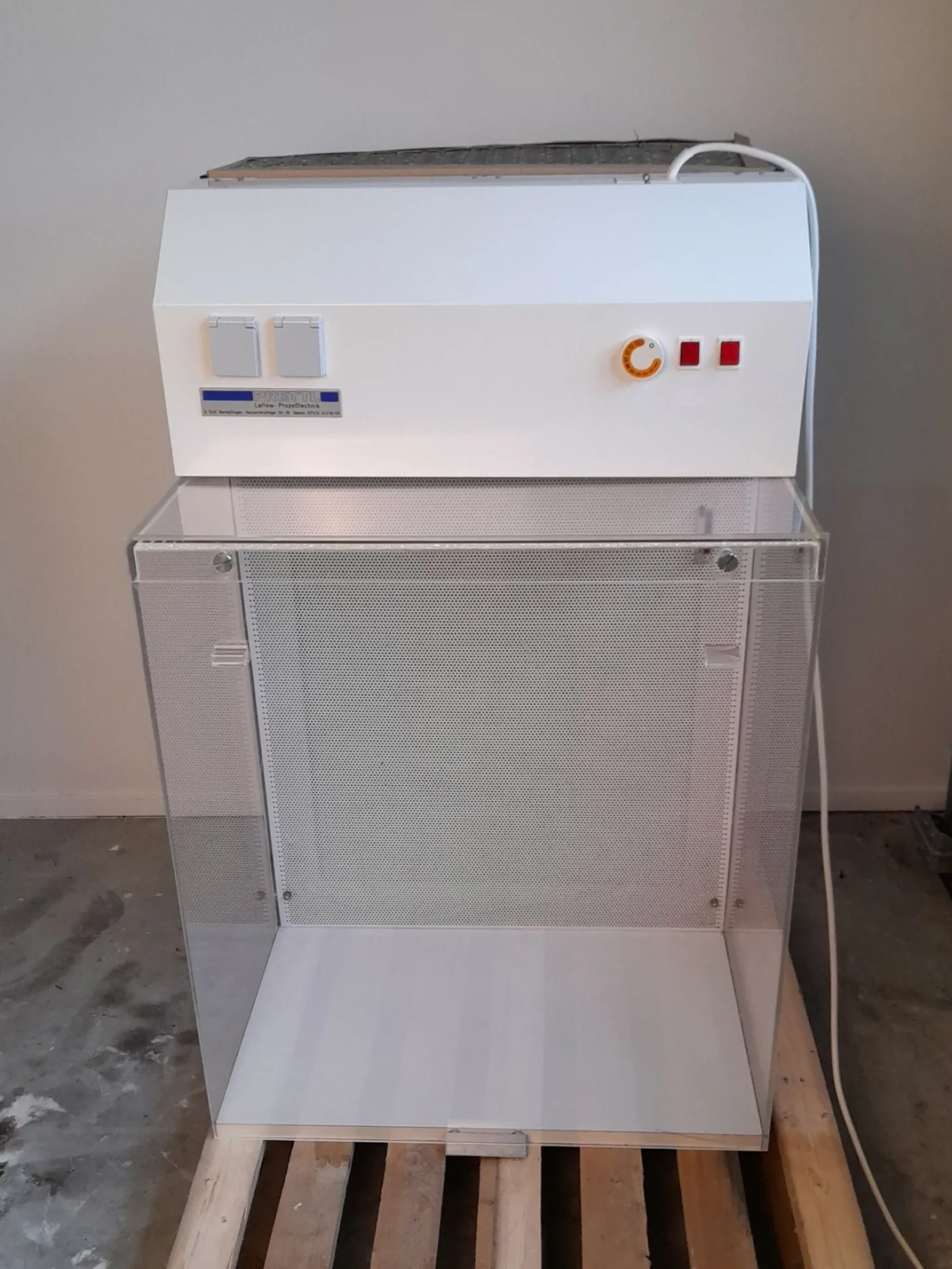 1358 - Used Prettl horizontal laminar flow cabinet - 1