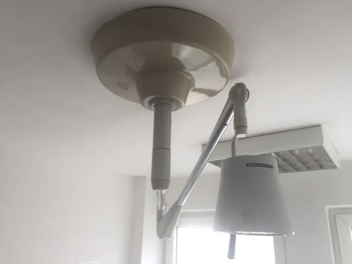 Dr. Mach Uniflex OP-Lampe/Untersuchungslampe (Deckenmontage) - 1