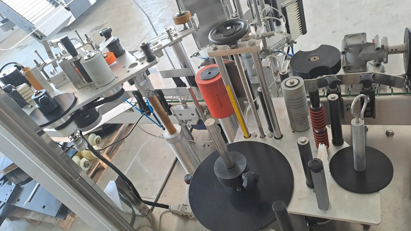 OMB THREE-STATION ADHESIVE LABELLING MACHINE WITH CAPSULE DISTRIBUTOR, SECOND-HAND MACHINE - 8