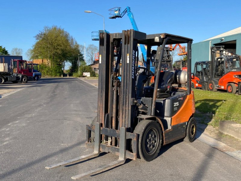 Doosan G25E-5