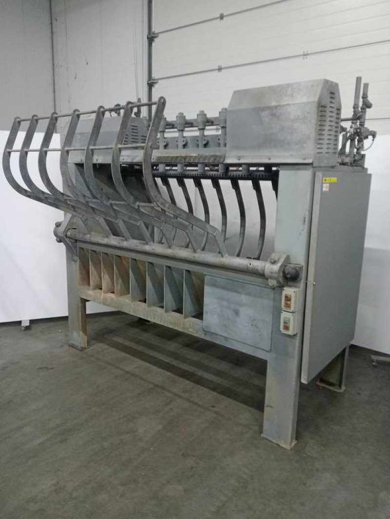 Dehairing machine with singers