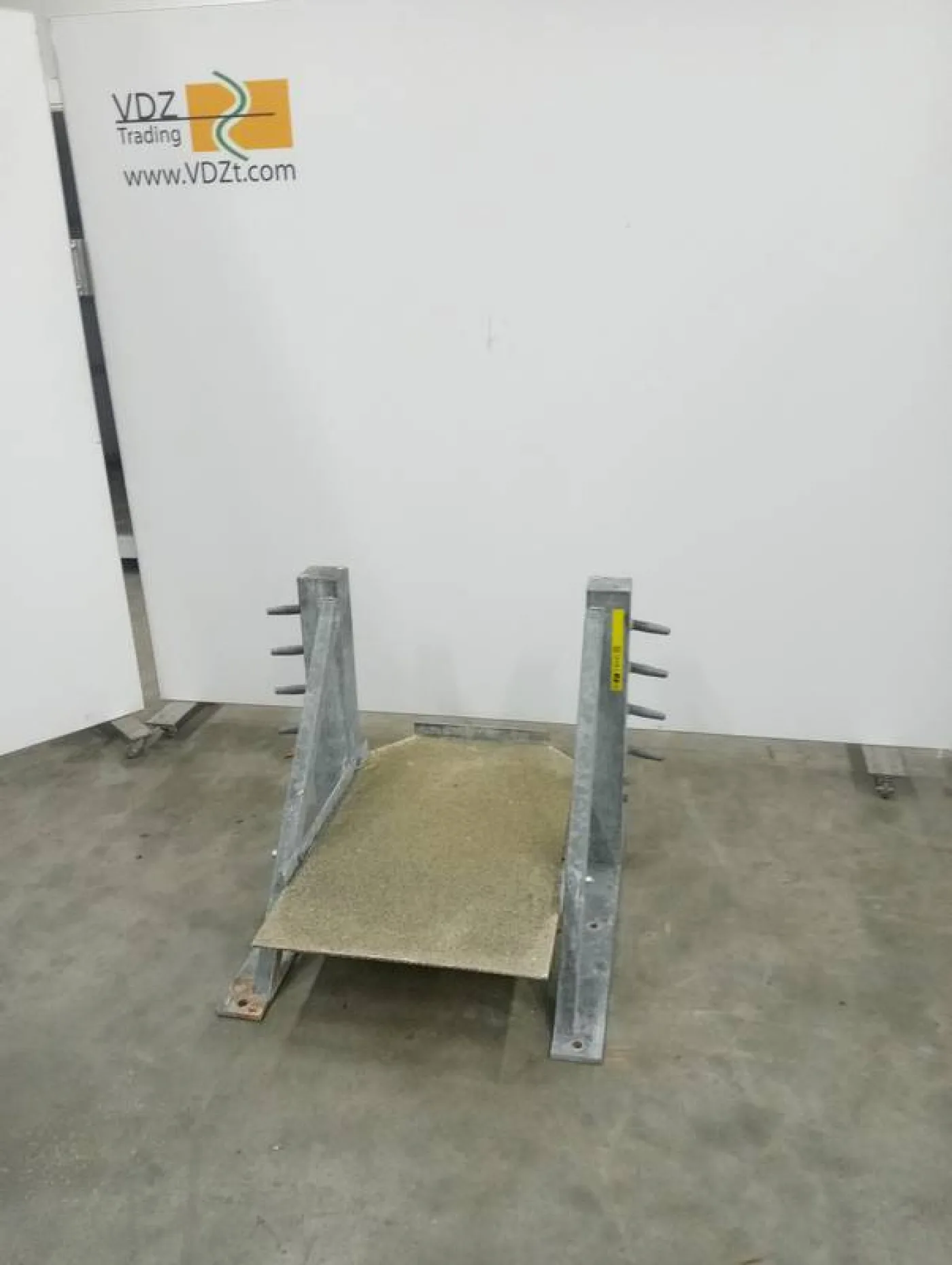 Leg restraining station - 2
