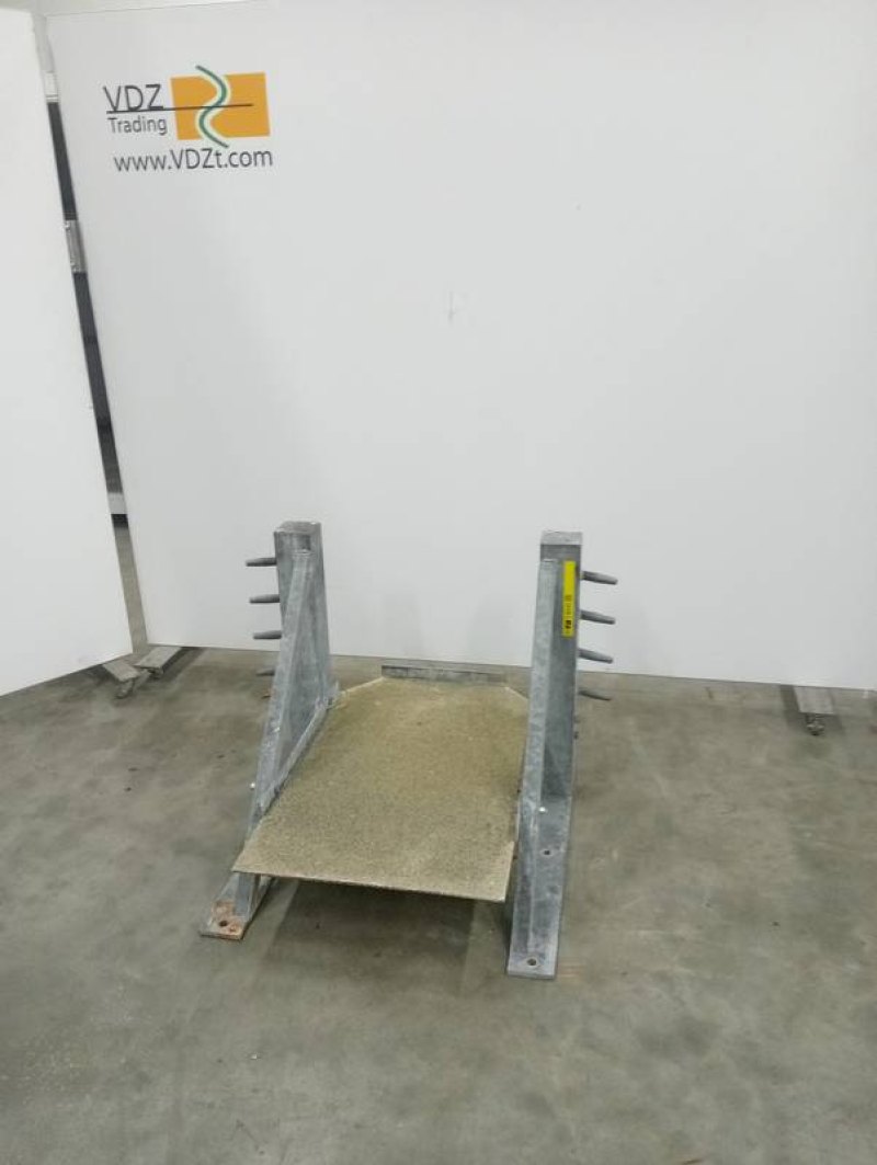 Leg restraining station