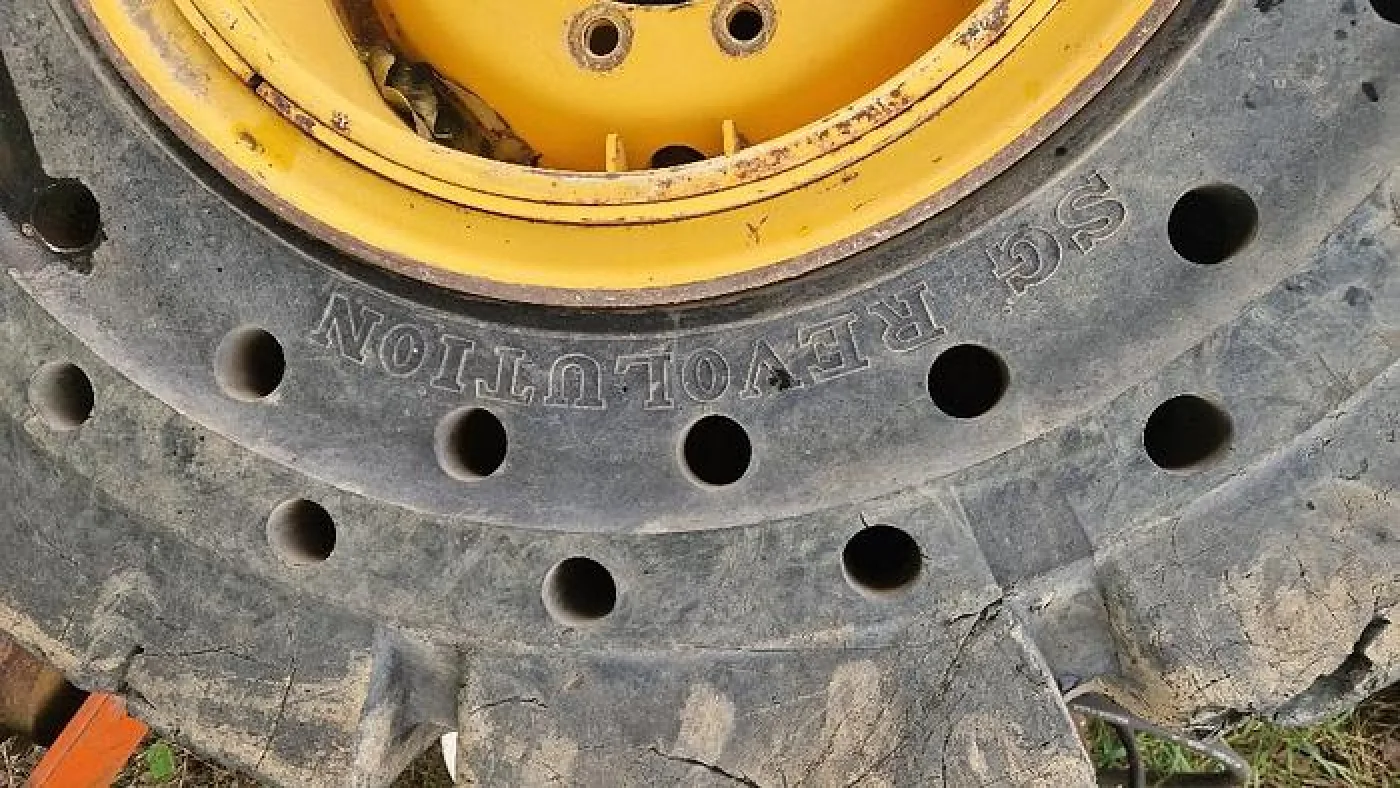 BIG Vollgummi Räder 20,5 x 25 mit Volvo Felgen - 3